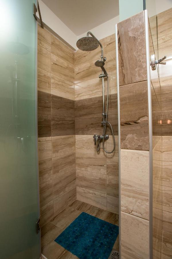 Rea Hotel *